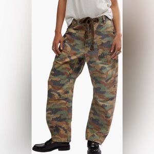 ** NWT** FREE PEOPLE MOXIE PRINTED LOW SLUNG BARREL JEANS